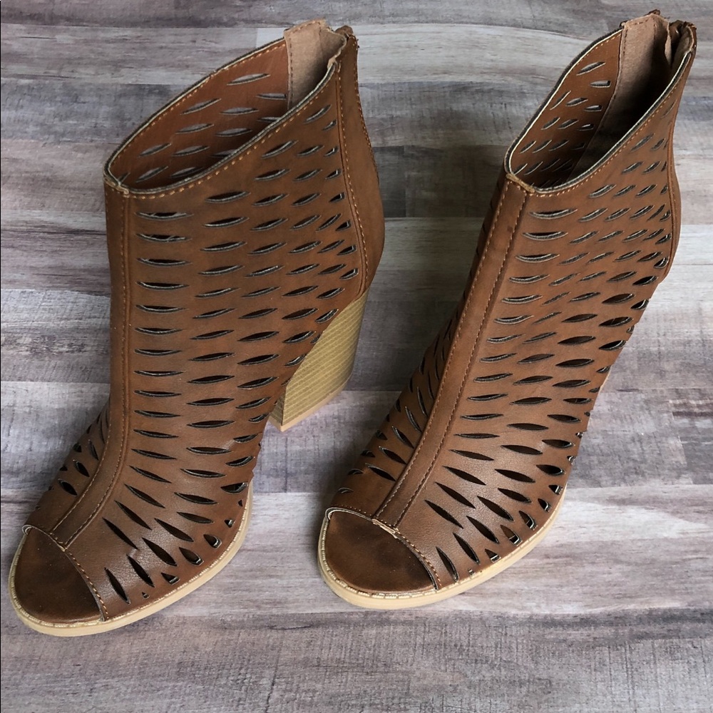 Qupid chunky heel open toe eyelet sandals